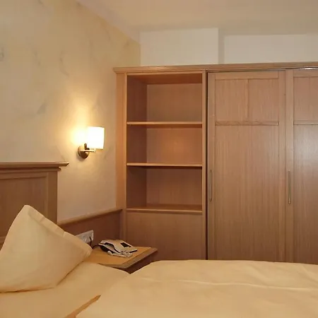 & Garni Knauer Szálloda 3*