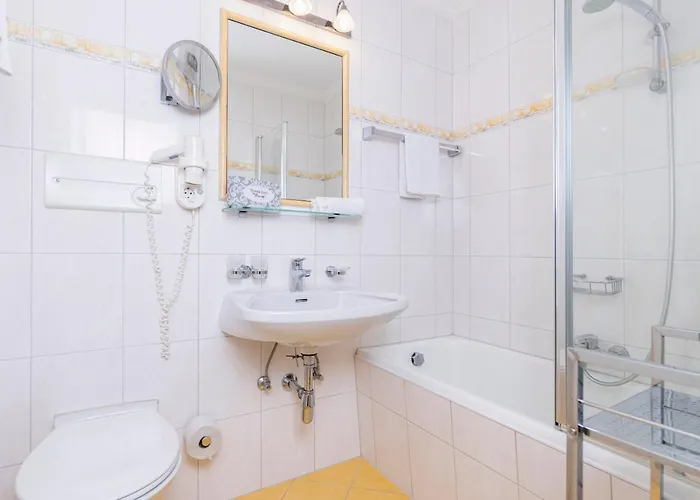 & Garni Knauer 3* מאיירהופן